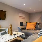 Pass The Keys Stunning 2Br Apt W Balcony Views City Centre