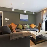 Pass The Keys Stunning 2Br Apt W Balcony Views City Centre