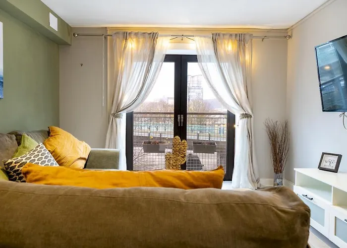 Pass The Keys Stunning 2Br Apt W Balcony Views City Centre