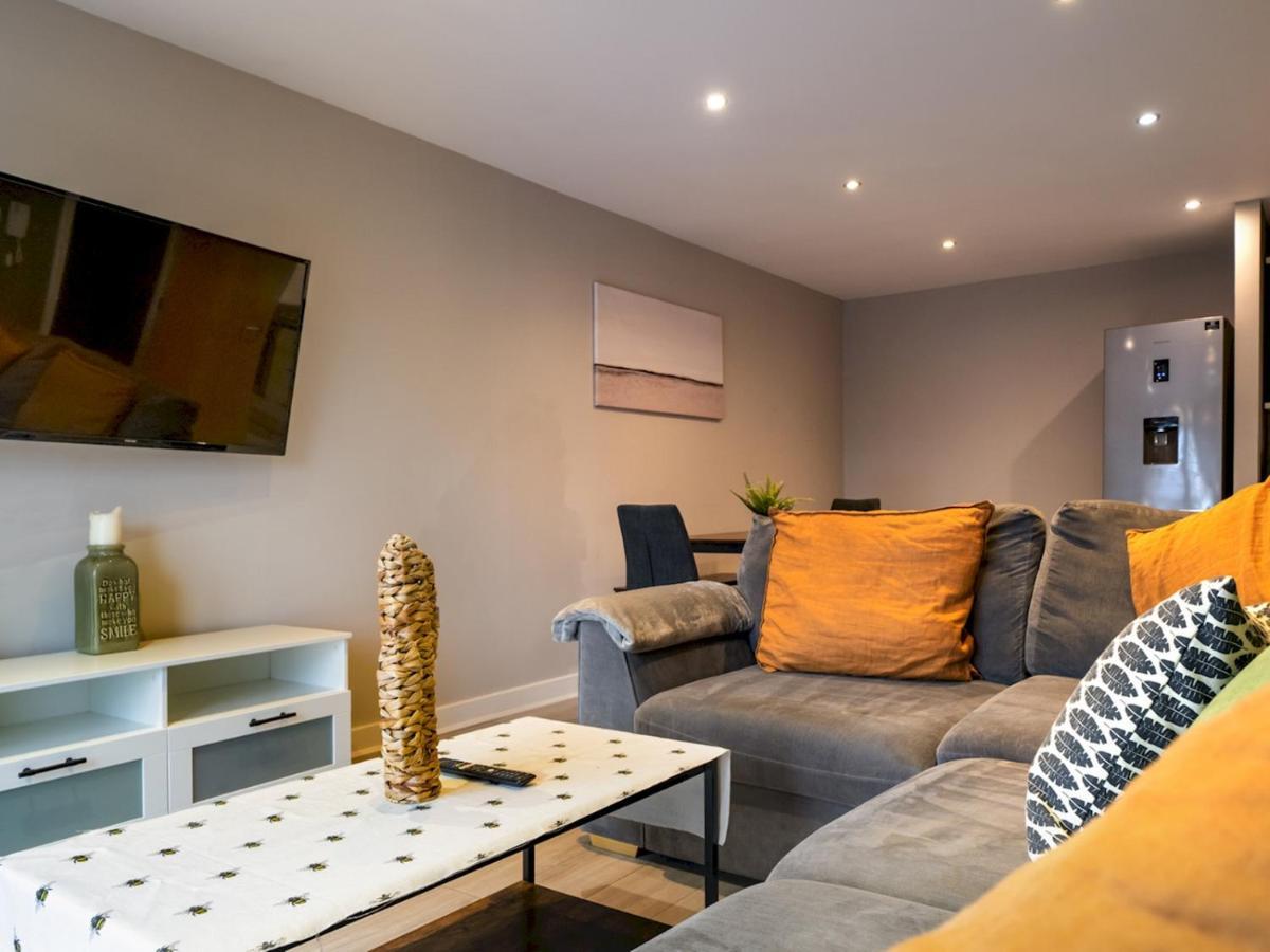 Pass The Keys Stunning 2br W Balcony Views Centre Apartment