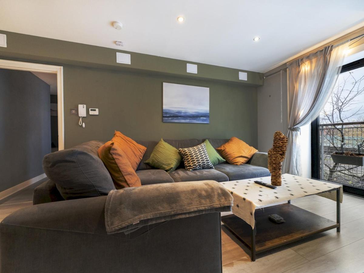 Apartment Pass The Keys Stunning 2br W Balcony Views Centre *